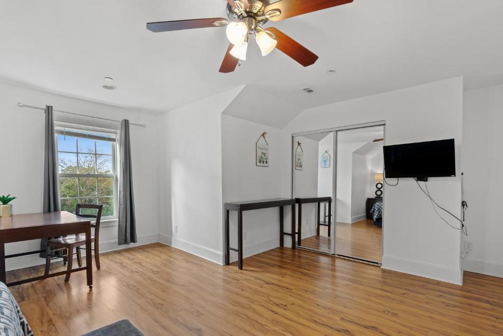 TV a/nebo společenská místnost v ubytování Hum Dinger