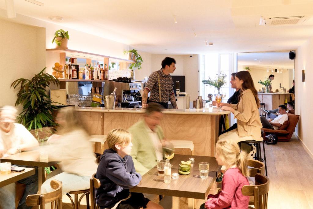 ラ・ロシェルにあるオテル アンリ IVの子供の集団