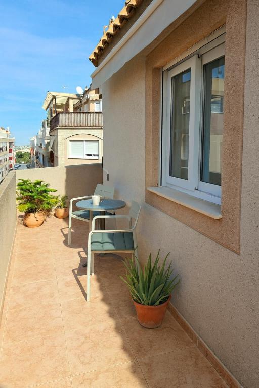 Sunny Penthouse with Large Terrace - Walk to Beach PMT25