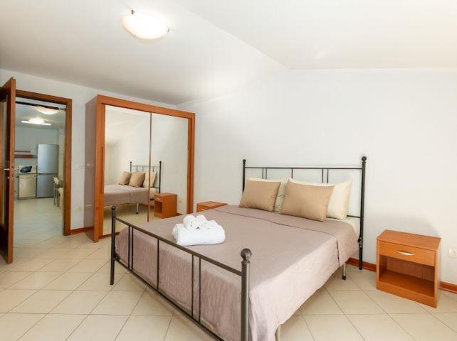 a bedroom with a large bed and a mirror at IL NIDO DI MASSIMO - a due passi dal centro città in Trieste