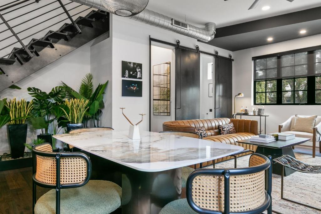 Istumisnurk majutusasutuses Two Luxurious Hyde Park Homes with 5 Star Amenities