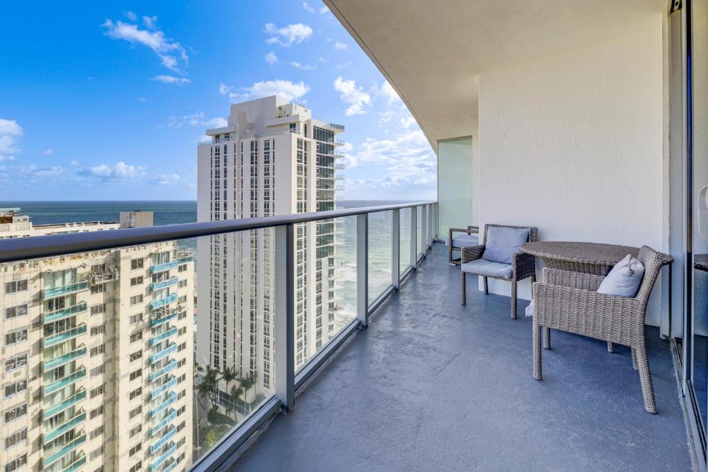 Μπαλκόνι ή βεράντα στο Luxe Condo with Hallandale Beach Oceanfront View!