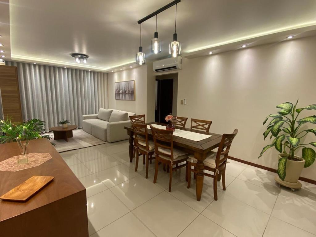 Χώρος καθιστικού στο Bello departamento con hermosa vista en Equipetrol