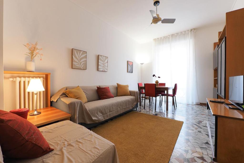 een woonkamer met een bank en een tafel bij Primopiano - Corsica in Milaan