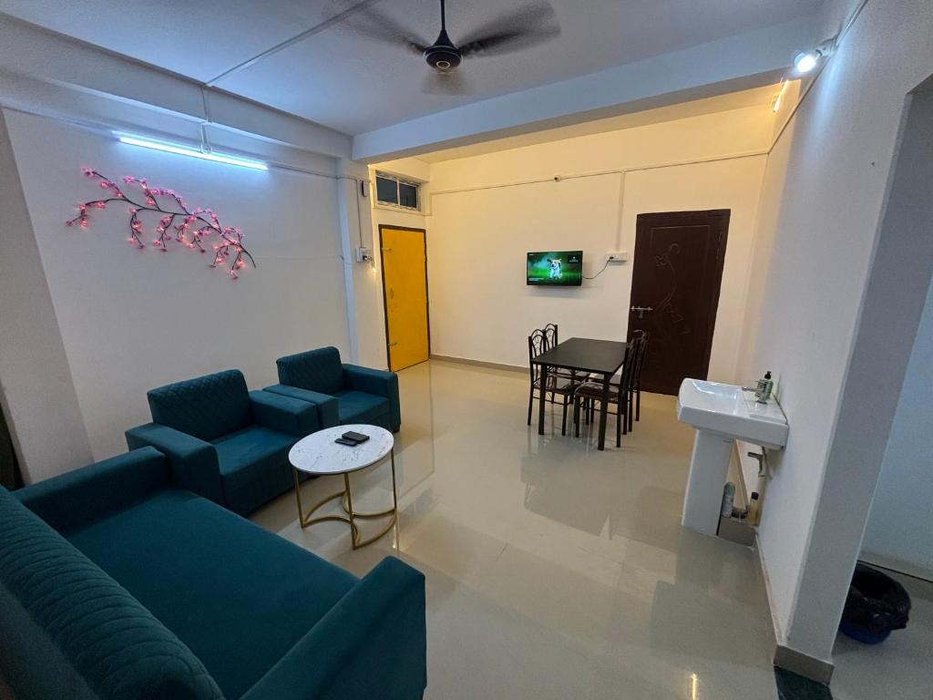 TV a/nebo společenská místnost v ubytování Rinvi homestay