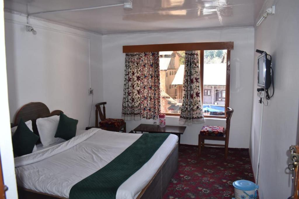 Giường trong phòng chung tại Hotel Meazbaan