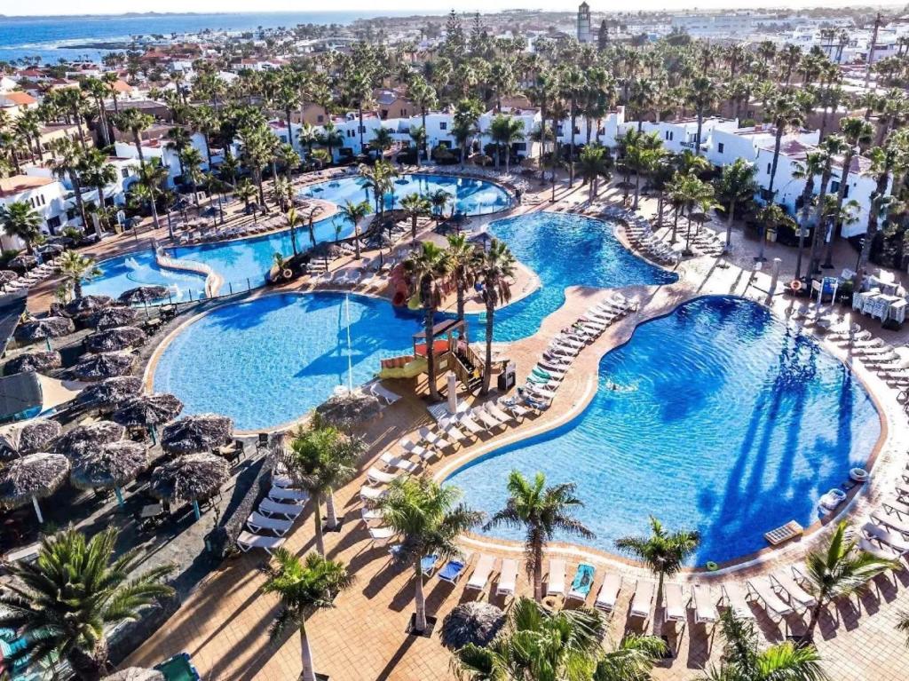 uma vista aérea de duas piscinas em um resort em Coco Canaria em Corralejo