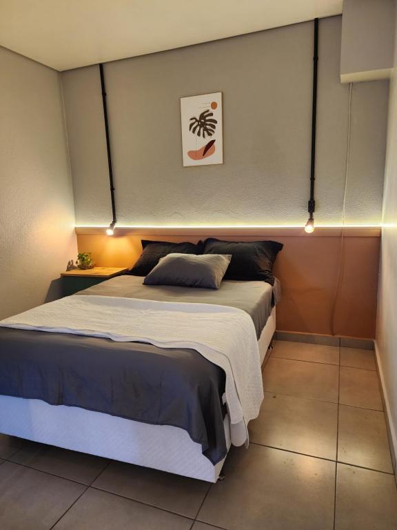 una camera da letto con un letto in una stanza con luci di Studio & suites Patricia Tennis ad Abelardo Luz