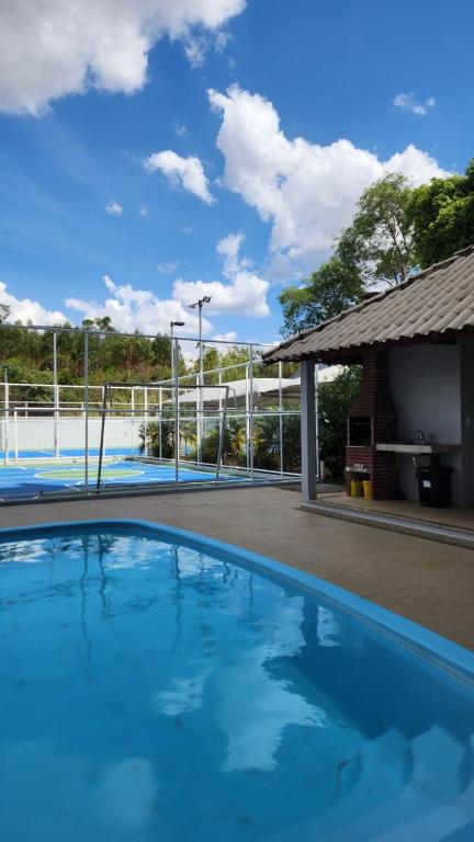 einem Pool mit blauem Wasser vor einem Gebäude in der Unterkunft Apartamento Tennis Prime in Oliveira