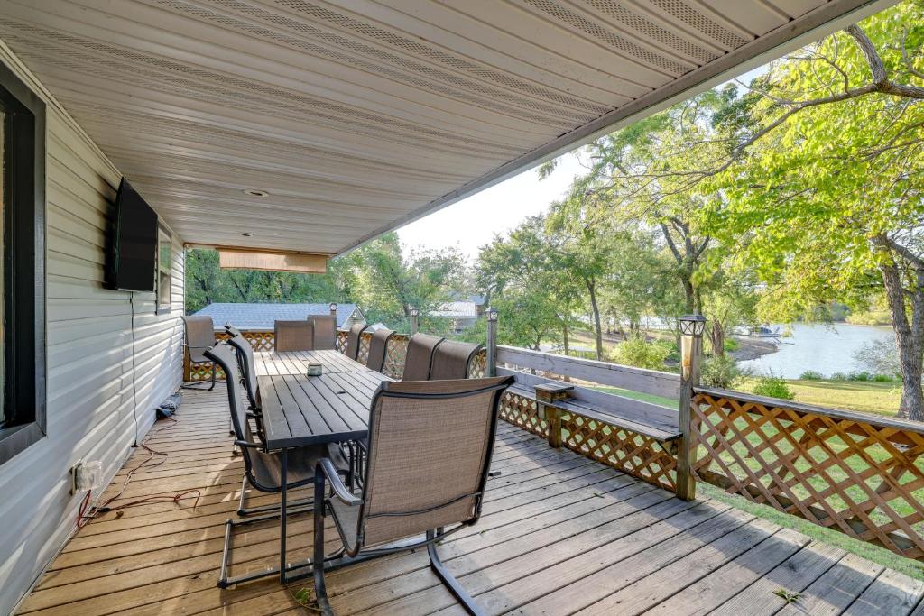 GroveにあるPrivate Boat Dock Family-Friendly Grove Getawayの木製デッキ(テーブル、椅子付)