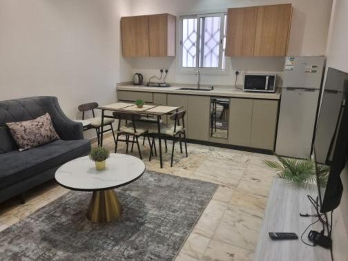 リヤドにあるنوارة المزاحميةのソファとキッチンのあるリビングルーム