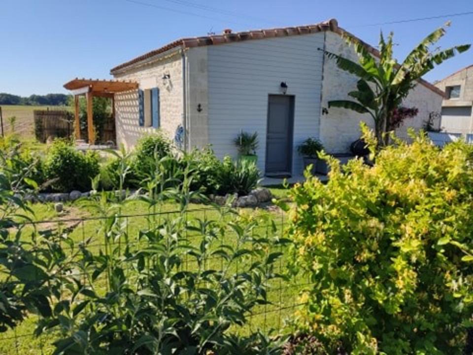 Sainte-GemmeにあるGite de la Barrièreの庭のある家