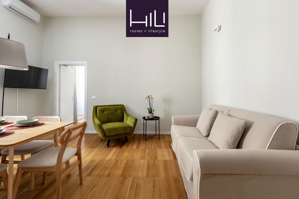 uma sala de estar com um sofá e uma mesa em Casa Gracchi by Hili em Roma