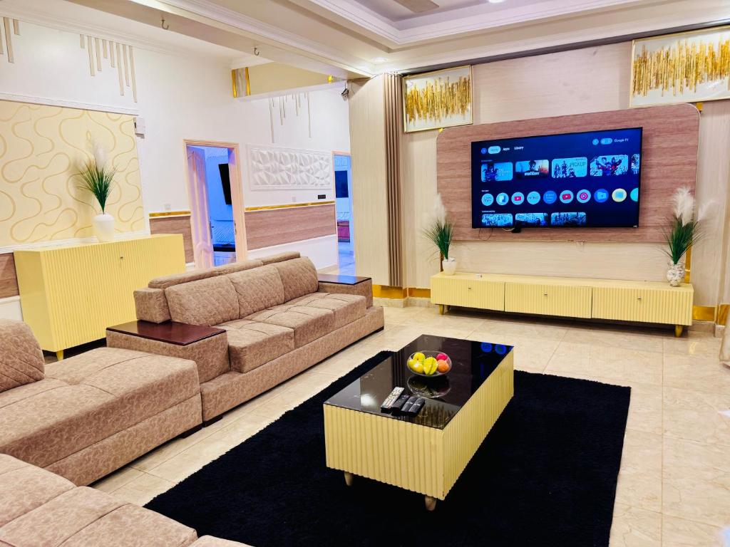 Posezení v ubytování Brand New Luxurious Dreamview Beach Front Apartment