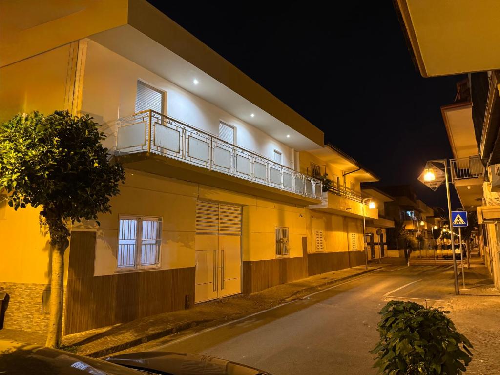 LuscianoにあるPiTer Houseの夜間の路上バルコニー付きの建物
