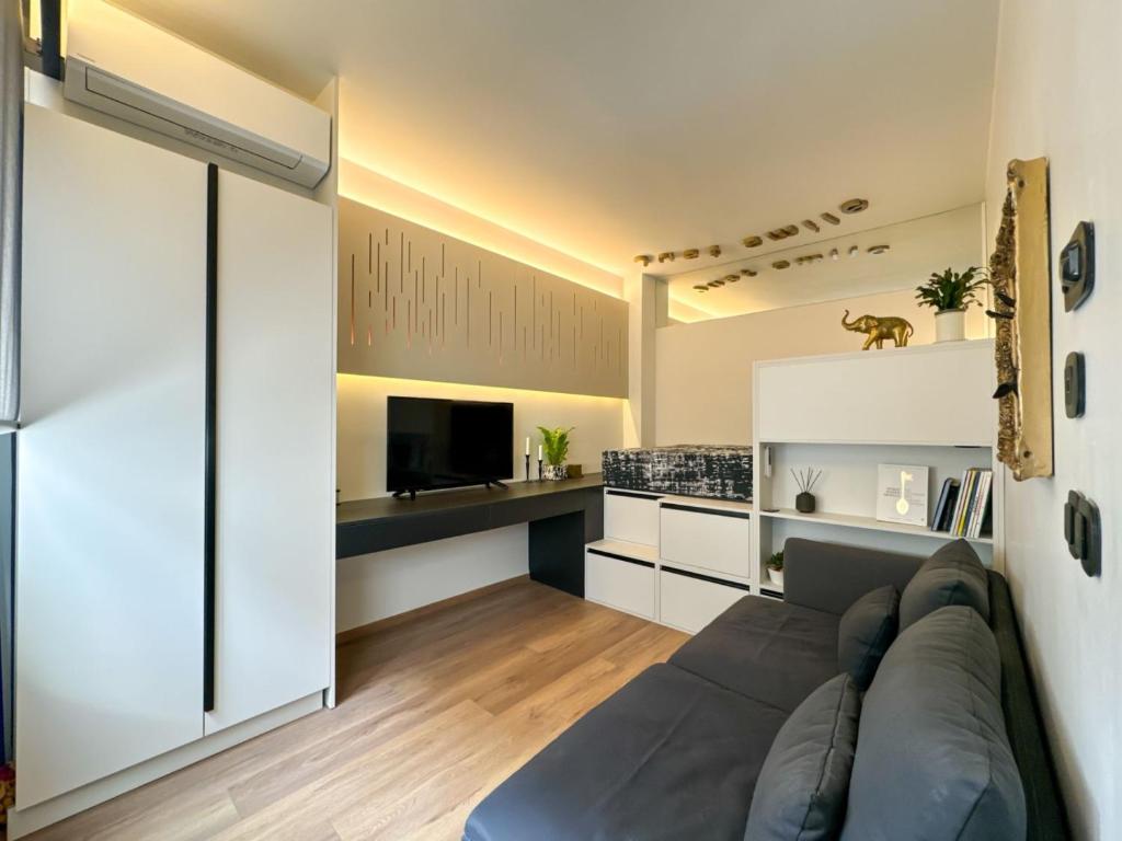 een woonkamer met een bank en een televisie bij Aristotelous Luxury Stay in Thessaloniki