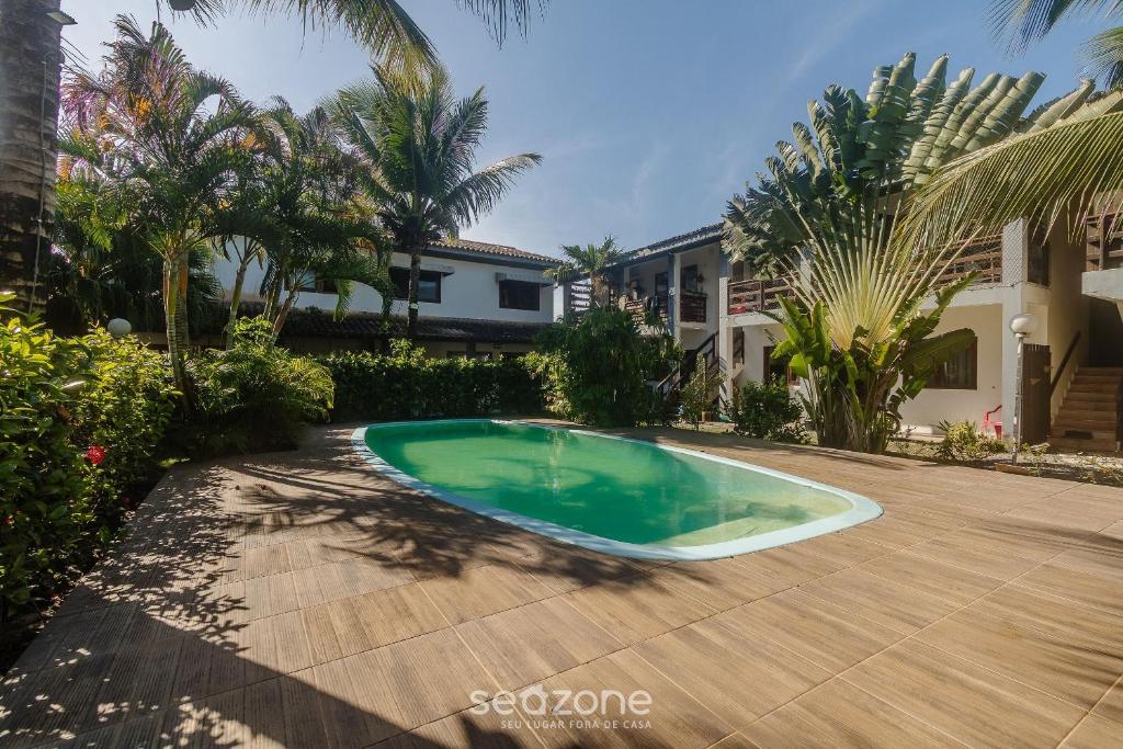 Bazén v ubytování Aptos completos em cond. com piscina a 500m da Praia de Taperapuã - ENLs nebo v jeho okolí