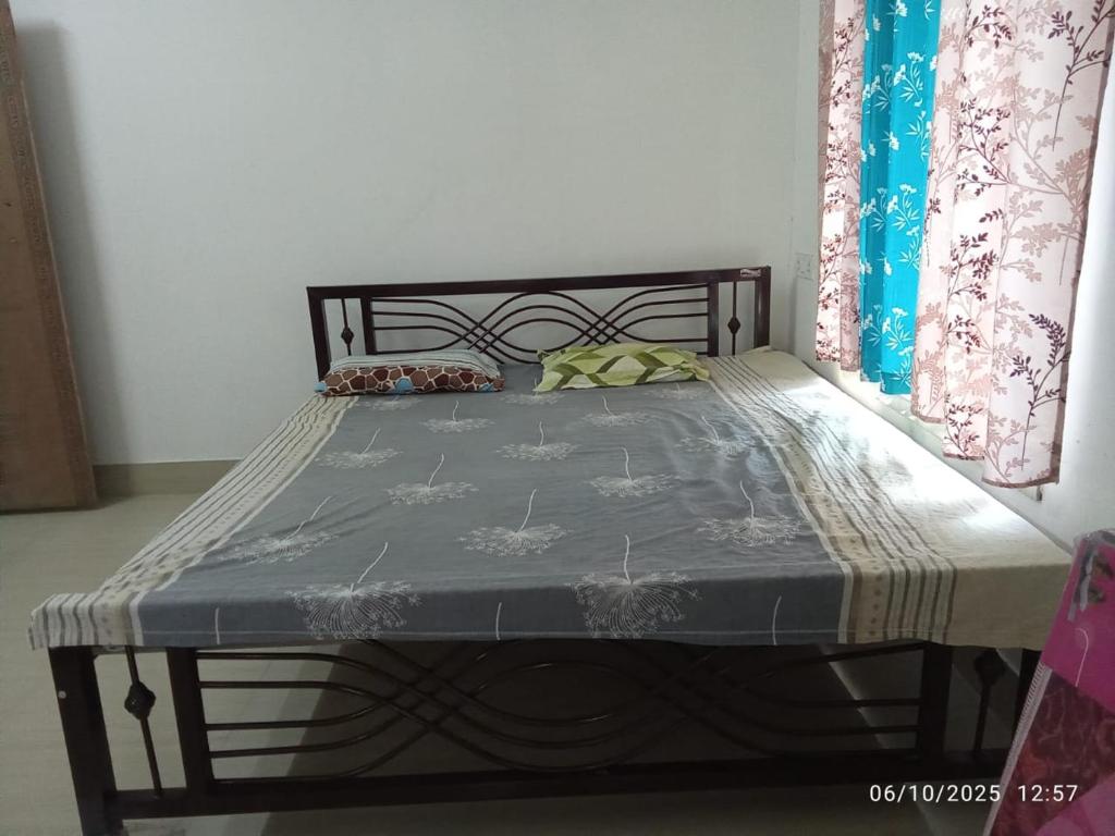a bed in a bedroom with a blue mattress at Swapno Chhobi in Shānti Niketan