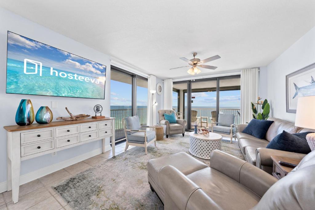 een woonkamer met een bank en een tv bij Sunrise Serinity Summer House 1101A in Orange Beach