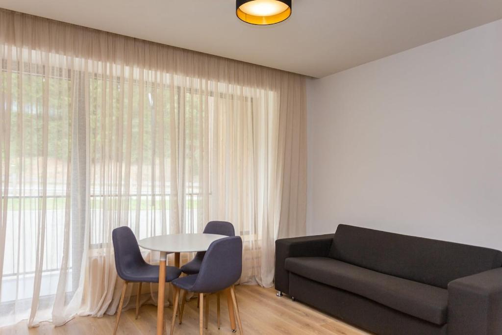 Posezení v ubytování Charming 1BR Apartment Kokhta Mitarbi