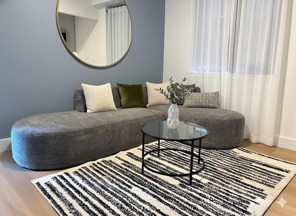 Posezení v ubytování Luxury in Little Italy 2 Bedroom Private Balcony