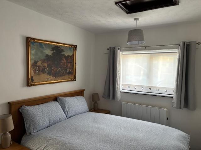 Voodi või voodid majutusasutuse Cottage 1, a Cosy Retreat with Secure Parking toas