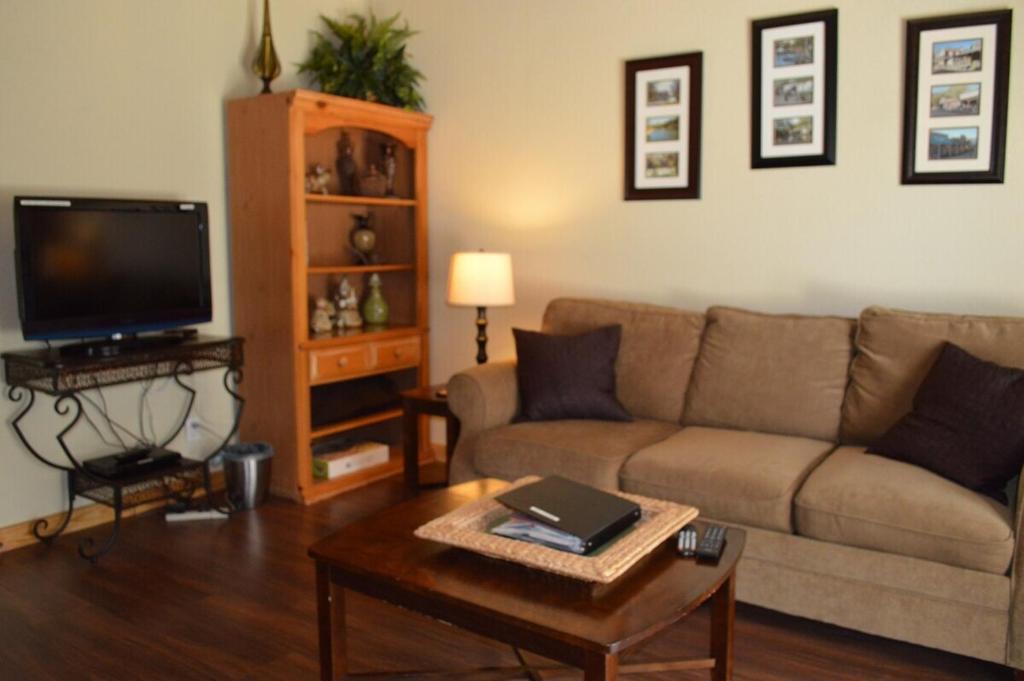 un soggiorno con un divano e un tavolino da caffè di Mystic Hill Suites a Cloptins Crossing
