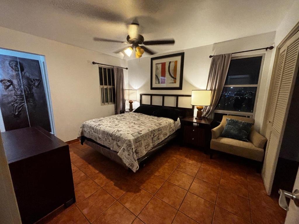 ein Schlafzimmer mit einem Bett und einem Deckenventilator in der Unterkunft Casa Tampico in Tijuana