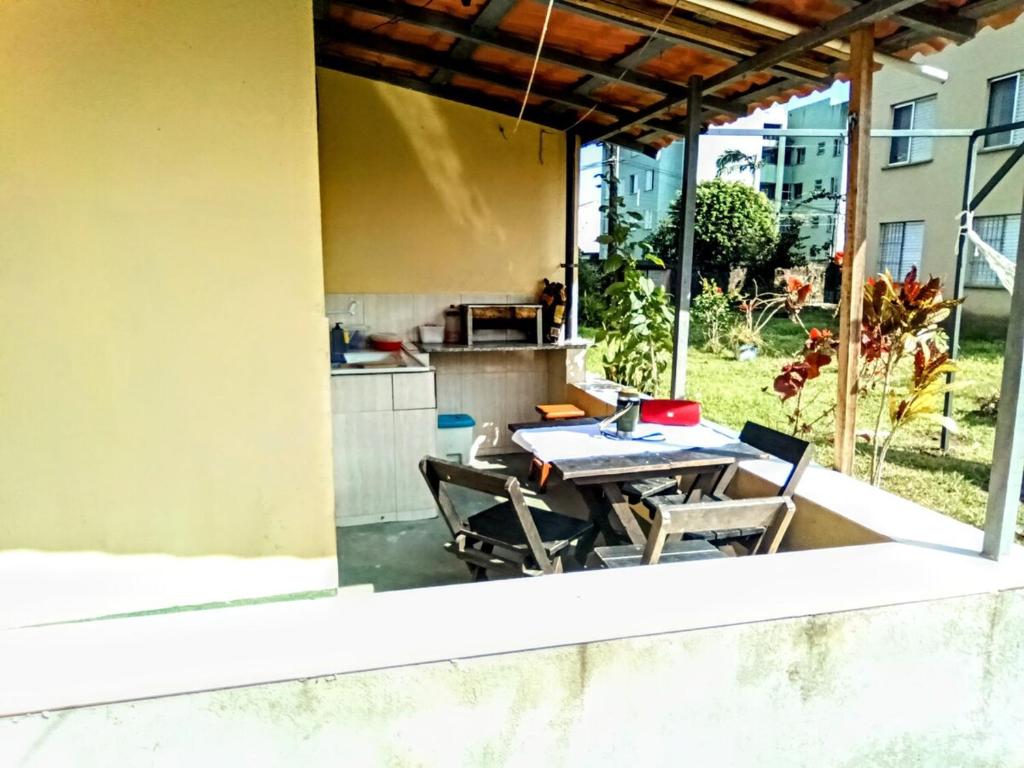 モンガグァーにあるApartamento do Guerreiro com Área Gourmet e Redarioのパティオ(テーブル、椅子、キッチン付)