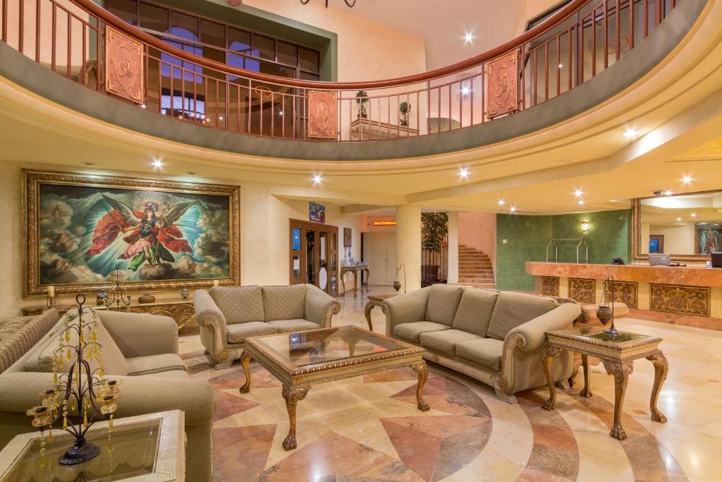 a large living room with couches and a table at Sonoran Sea in Campo del Medio