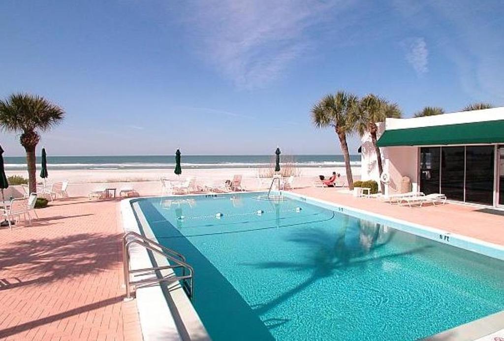 Swimmingpoolen hos eller tæt på Lido Harbour Towers Lido Key & Private Beach!