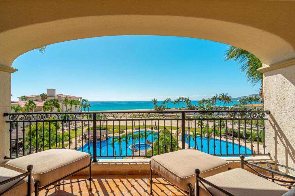 einen Balkon mit Pool- und Meerblick in der Unterkunft Las Mañanitas LM E3302 in San José del Cabo