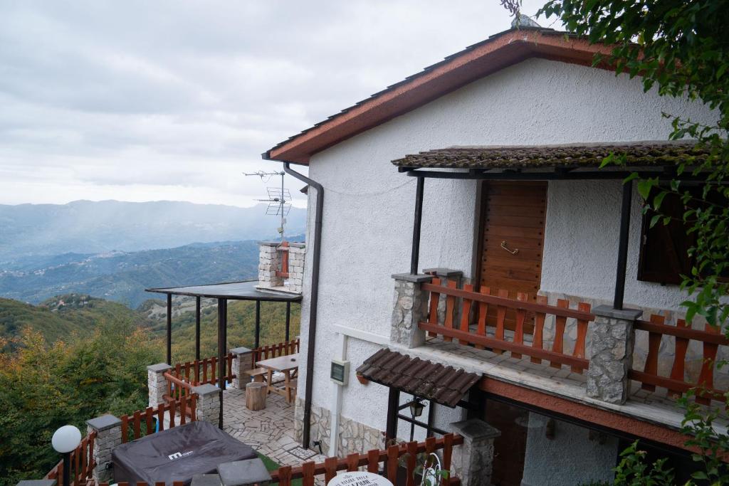 SerroneにあるCasa Vacanza Le Viste Holiday home and spaのホワイトハウス(眺めの良いバルコニー付)