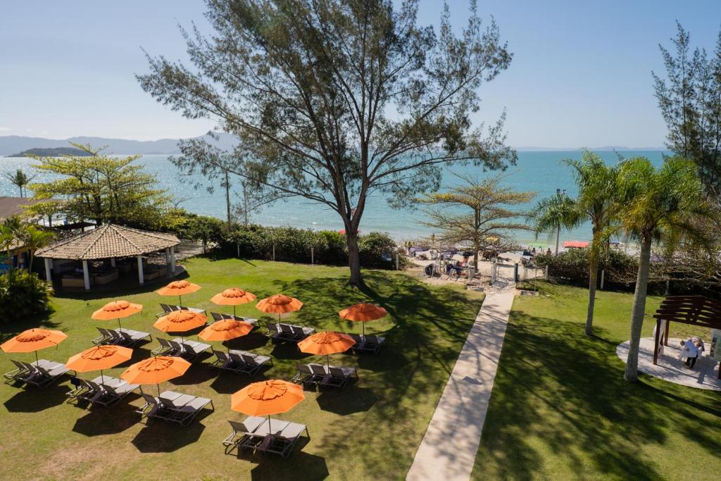 una vista aérea de un grupo de mesas con sombrillas en Hotel Porto Sol Beach, en Florianópolis