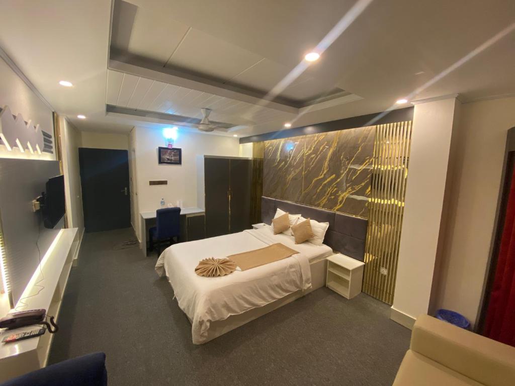 Postel nebo postele na pokoji v ubytování The Grand Mafi Hotel & Spa