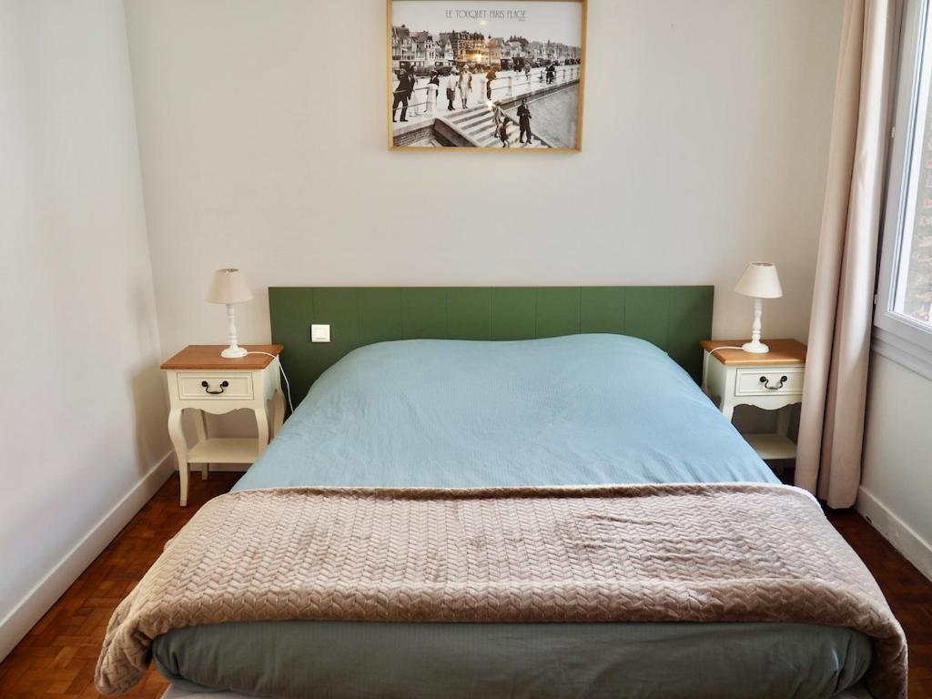 een slaapkamer met een bed en 2 nachtkastjes bij Charmante Villa 5 min de la plage et garage in Le Touquet-Paris-Plage