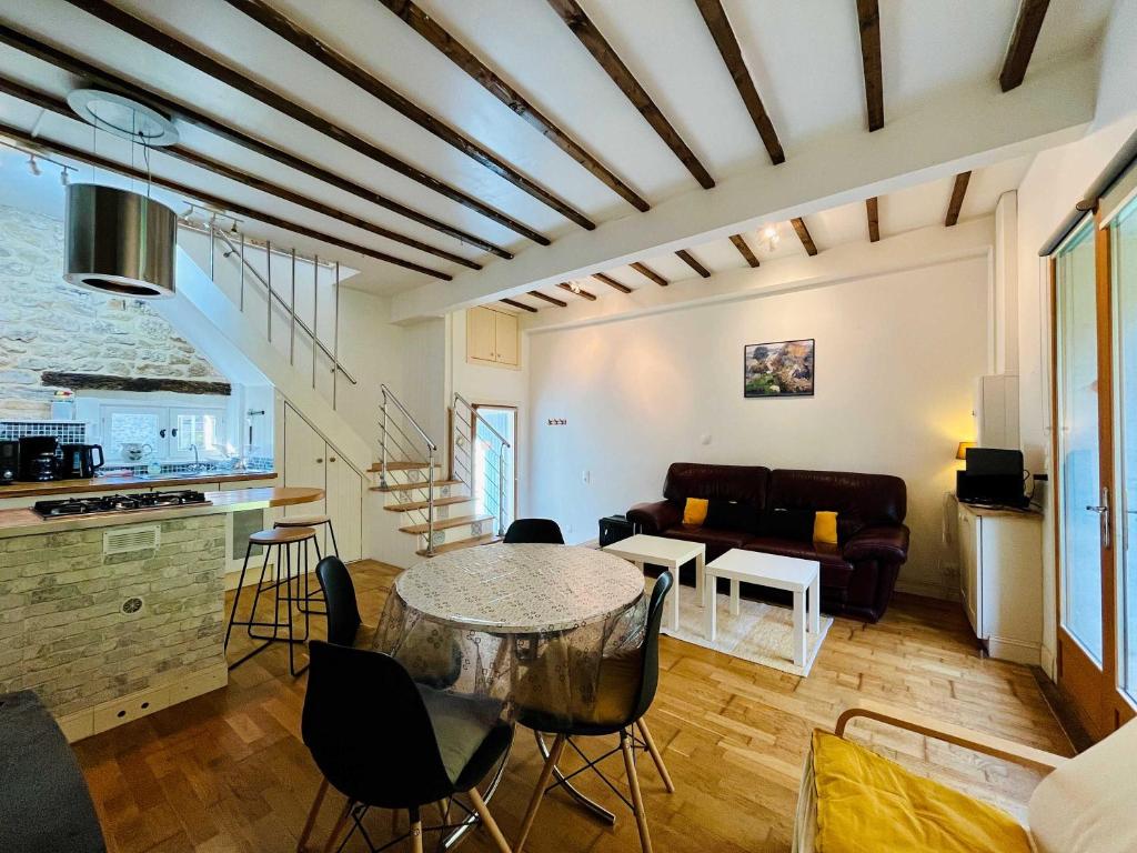 Kuchyň nebo kuchyňský kout v ubytování Le Nid de Saint Pierre Cozy & Near the City Center