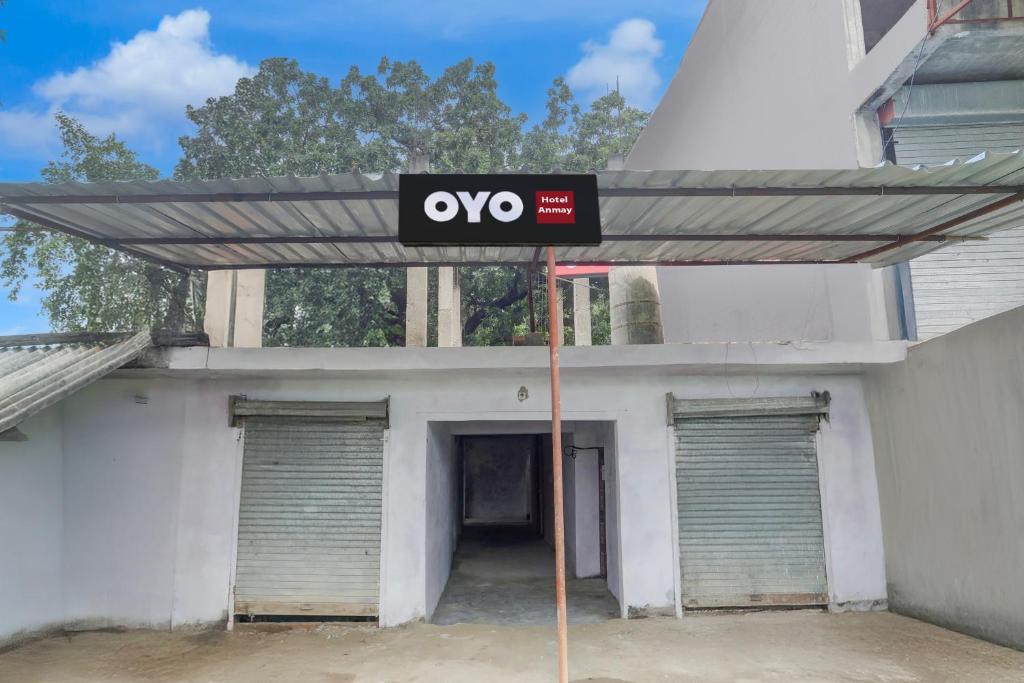 SPOT ON Anmay في Phāphāmau: لافتة أمام مبنى به بابان للمرآب