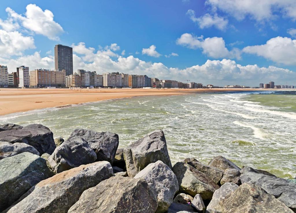 a view of a beach with rocks in the water at La Ruche Oostende in Mellet
