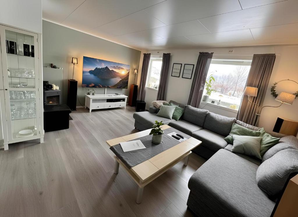 Posezení v ubytování Northern Lights Apt Midtgaard, Kvaløya Tromsø Modern 2BR, Free Parking