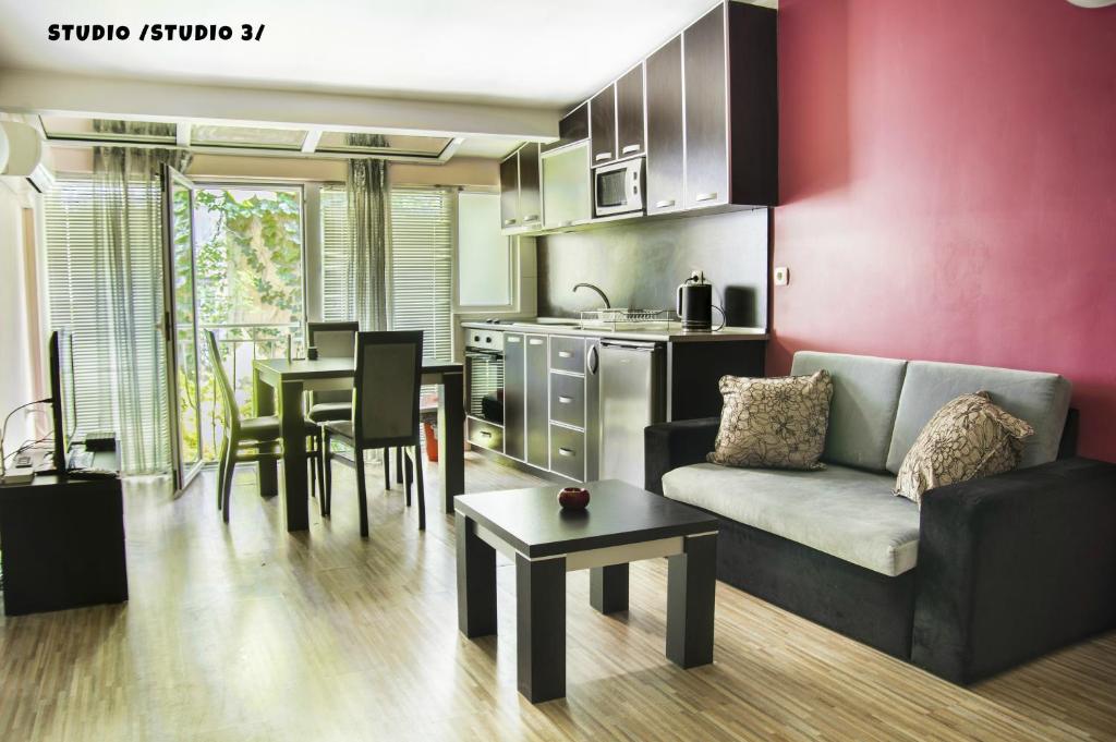sala de estar con sofá, mesa y cocina en YES Varna Studios en Varna