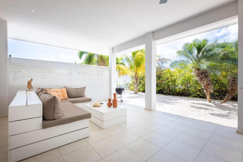 简蒂埃尔Casa di Mama - Ground floor 1-bedroom的带沙发和大窗户的客厅