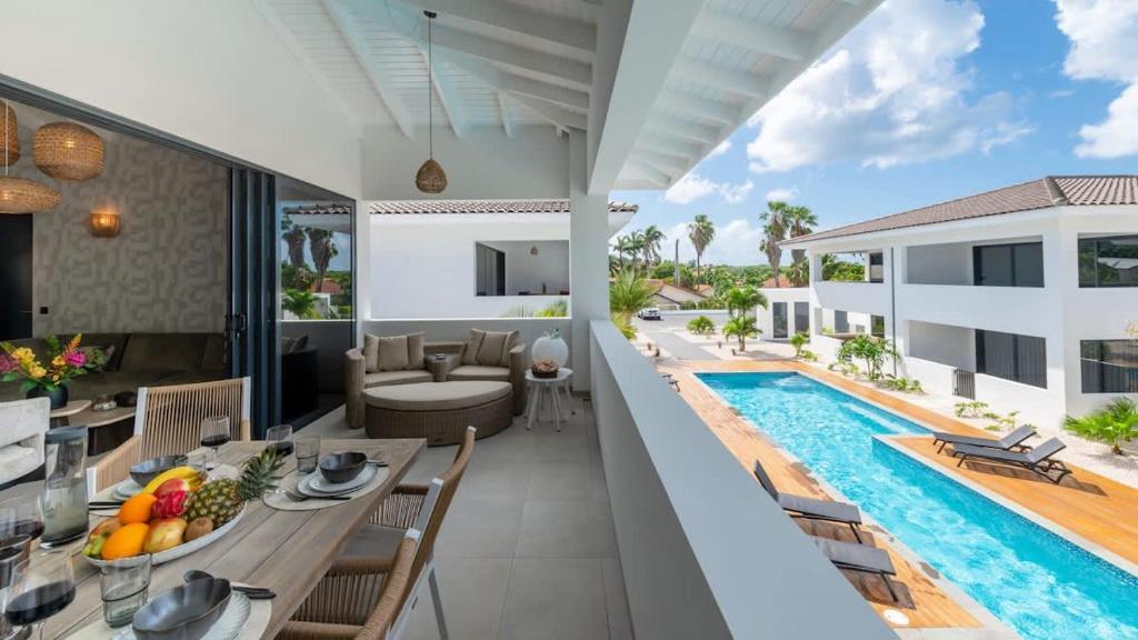 een afbeelding van een villa met zwembad bij Penthouse Mesa Bonita in Jan Thiel