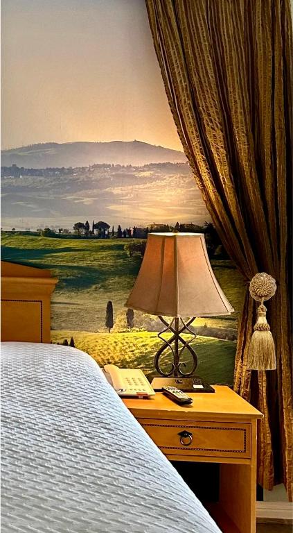 a bedroom with a bed and a desk with a lamp at Chardonnay Lodge in Napa