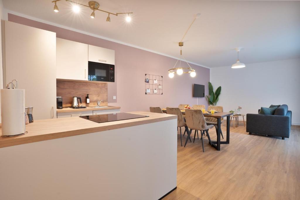 eine Küche und ein Wohnzimmer mit Tisch und ein Esszimmer in der Unterkunft Premium Apartments I home2share in Osnabrück