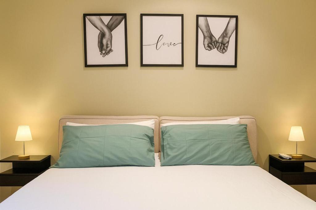 Un pat sau paturi într-o cameră la TonyMan Apartment 2