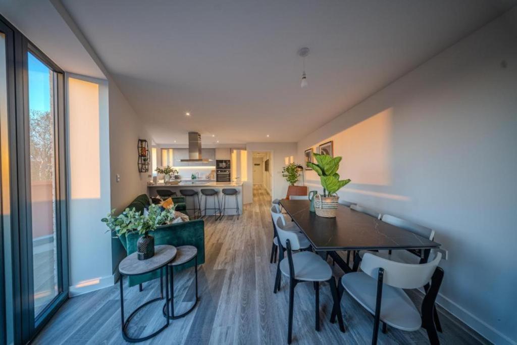 Η κουζίνα ή μικρή κουζίνα στο Luxury 3BR Apt Sleeps 10, Wembley & Park Views