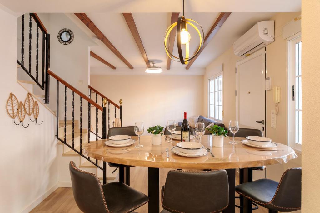 Posezení v ubytování Maikran Seasonal Modern Townhouse Pool & BBQ