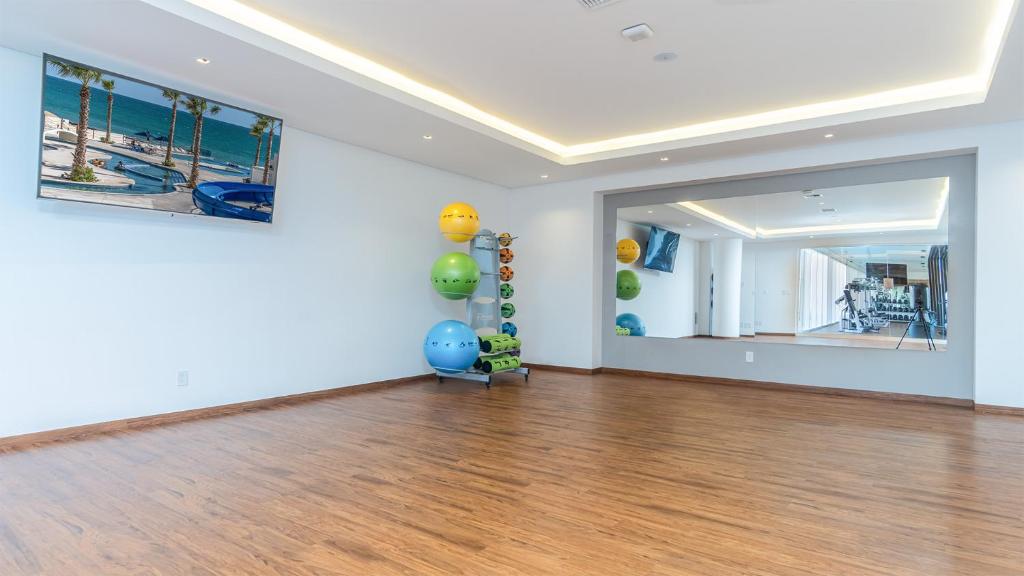 Φωτογραφία από το άλμπουμ του Amazing 2 bedroom Beach Front Condominium at Encantame E1102 σε Playa Encanto