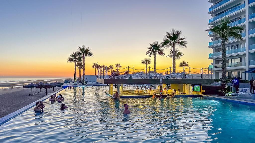 Bazén v ubytování Waterfront Getaway 2 Bedroom Condo W704 nebo v jeho okolí